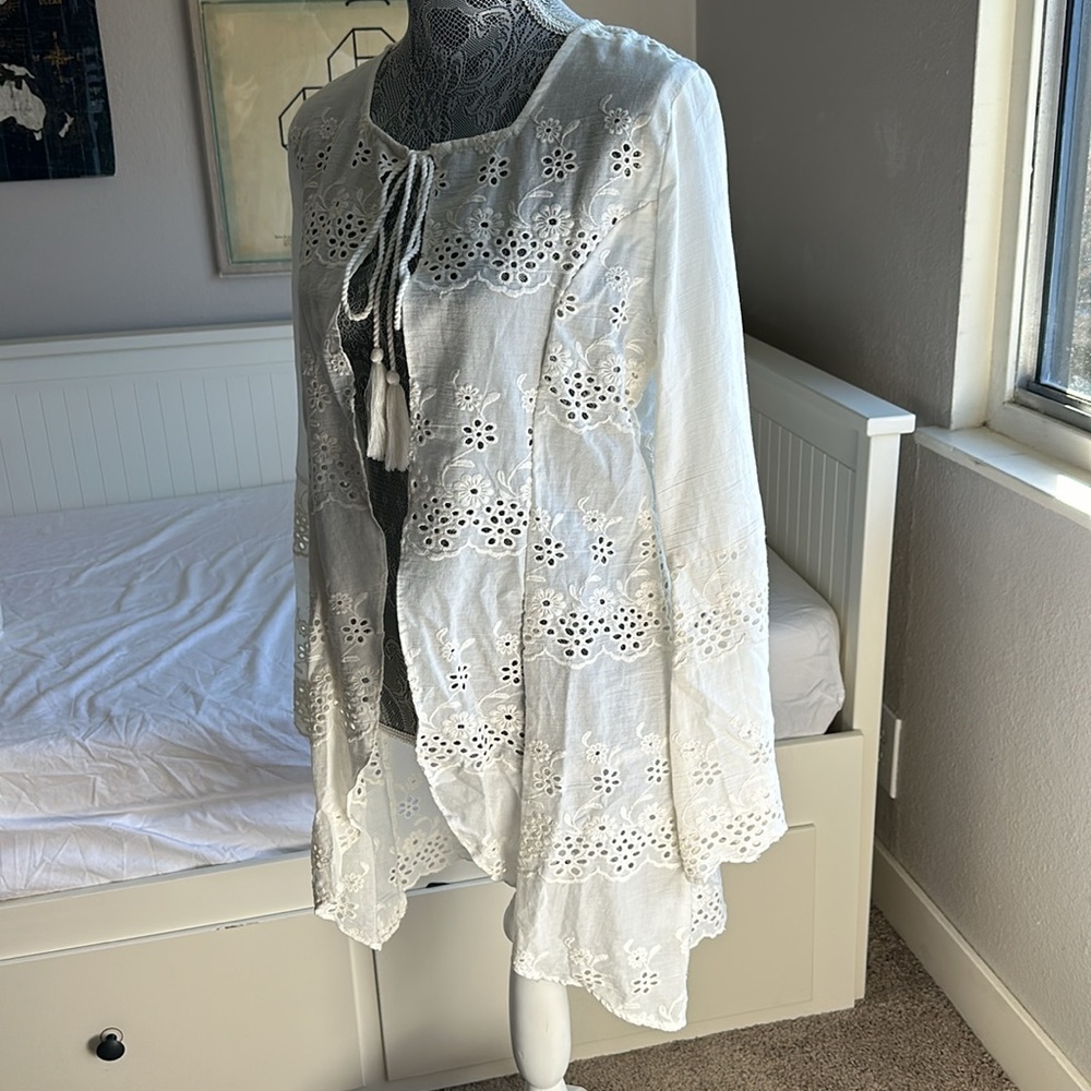 NWTCrosstree Lane Eyelet embroidered long sleeve open front white beach cover up - Picture 2 of 9